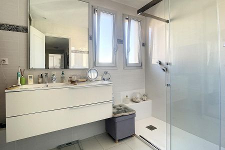 Flat - 4 rooms - 104 m² - Villefranche-sur-mer - salle d'eau 